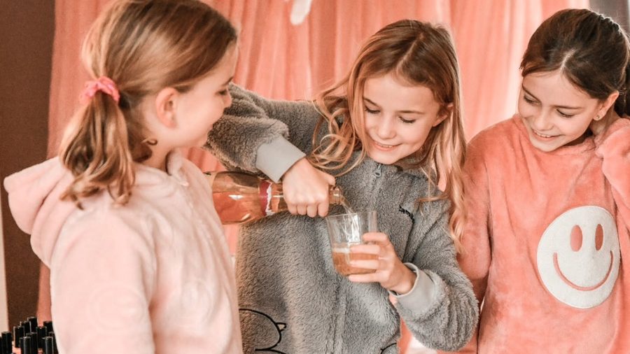 Meisjes lakken elkaars nagels tijdens een beauty party