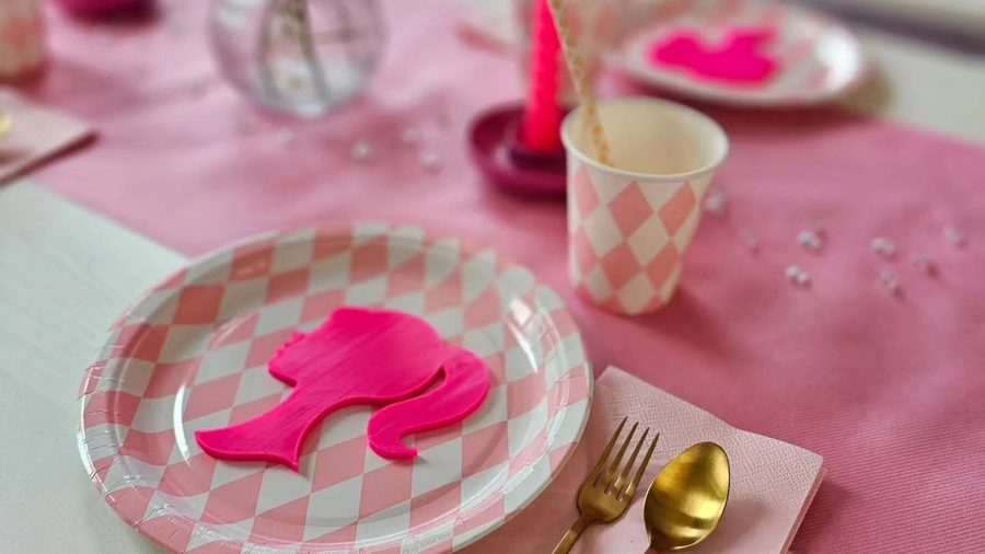 Roze feesttafel in Barbie-thema