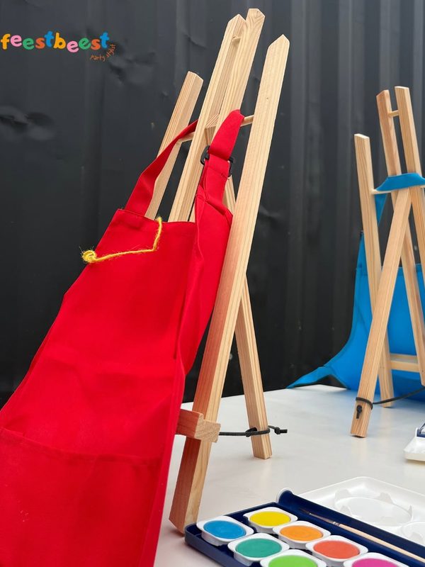 Schildersezels met kinderschorten en verfdoos