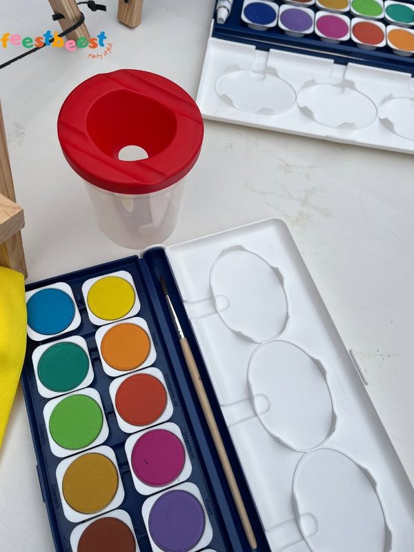 Waterverfdoos en palet op een knutseltafel