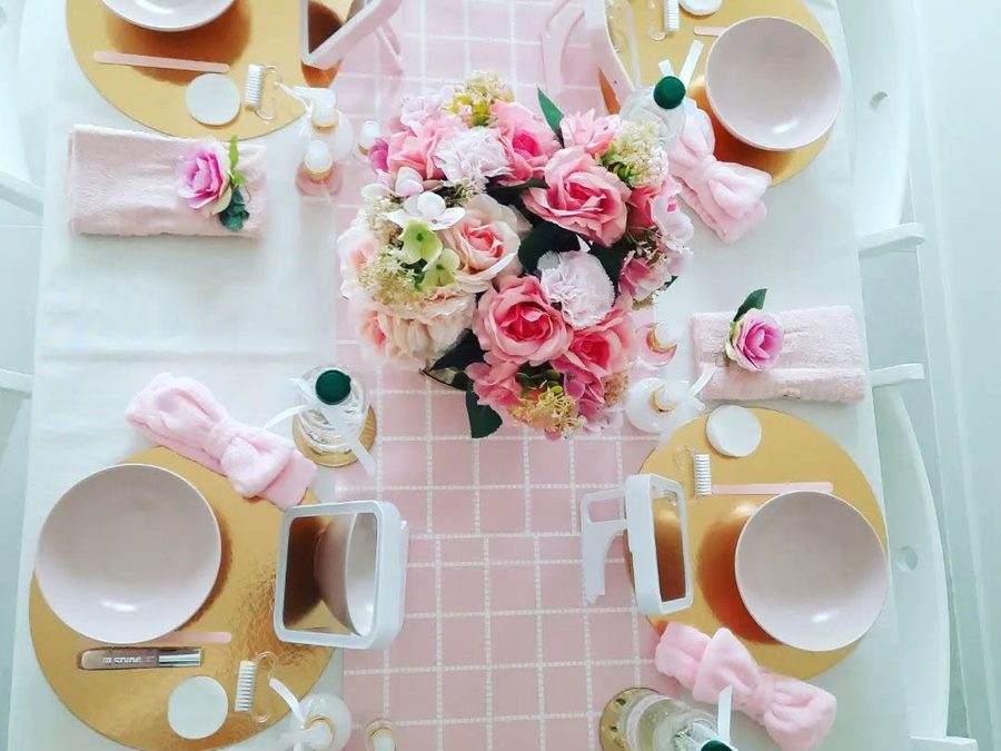 Roze verjaardagstafel met bloemen en bordjes