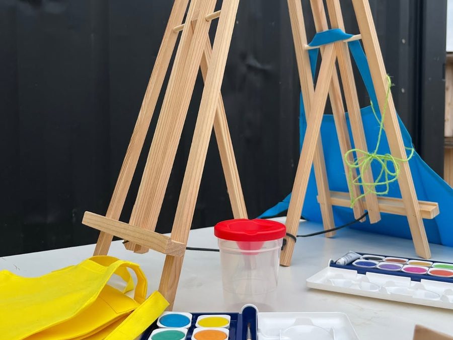 Schildersezels met kinderschorten klaar voor een workshop