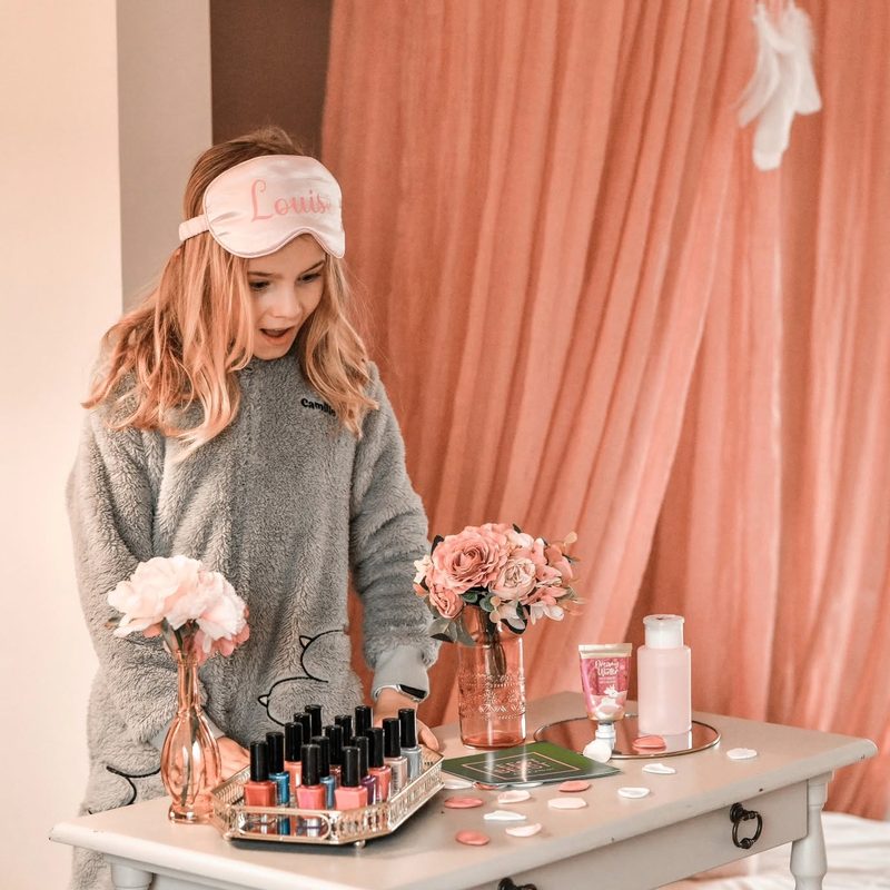 Meisjes lakken hun nagels aan een beautytafel
