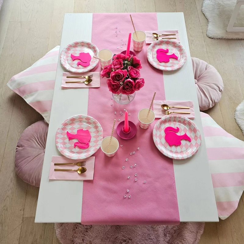 Roze feesttafel met bloemen en bordjes