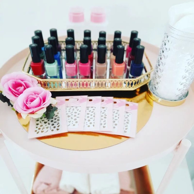 Nagellakjes en beautykaartjes op een tafeltje