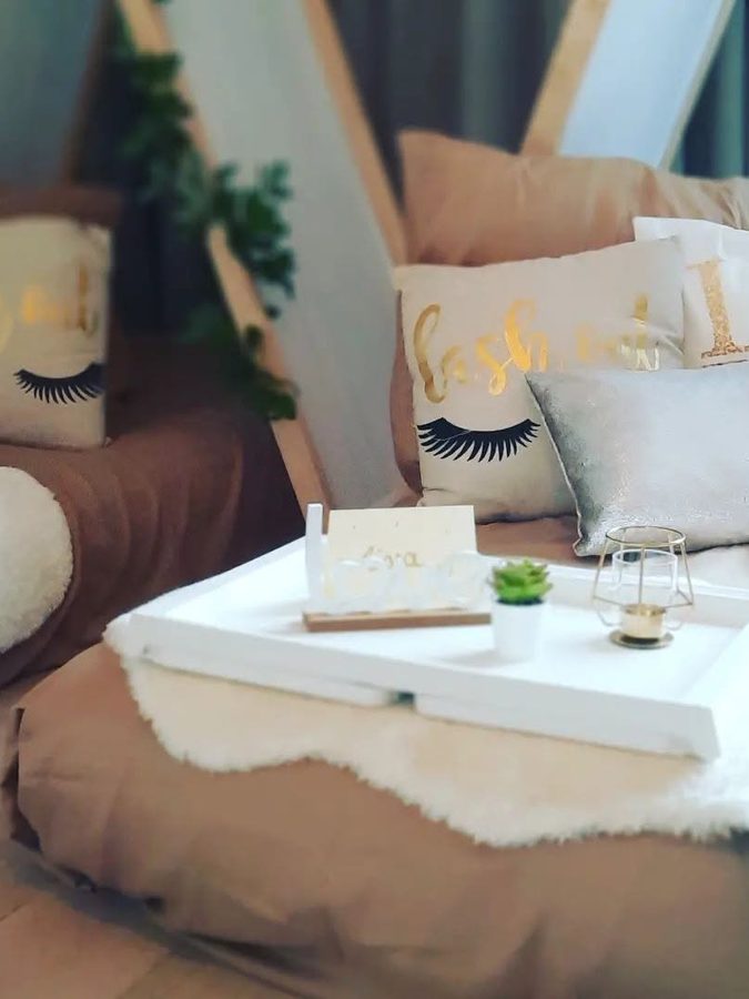 Bedtafel met kussens en gouden details
