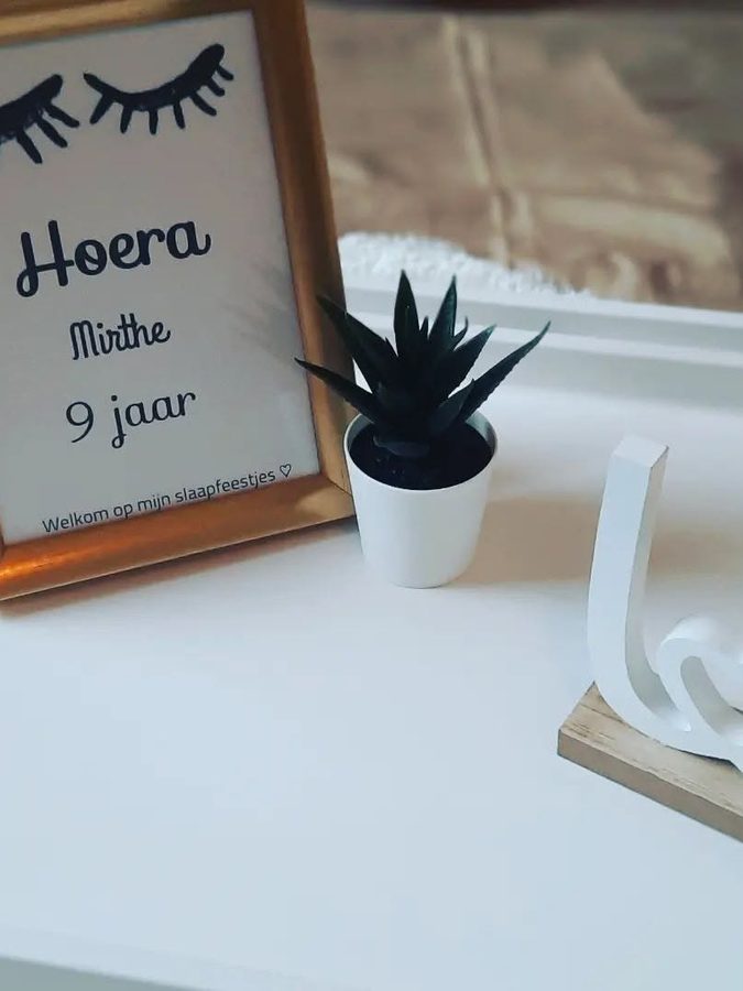 Persoonlijk naamkaartje op een bedtafel
