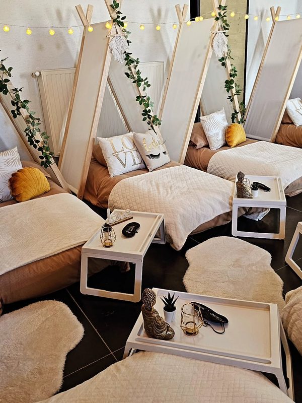 Boho tipi-tentjes met kussens en bedtafels