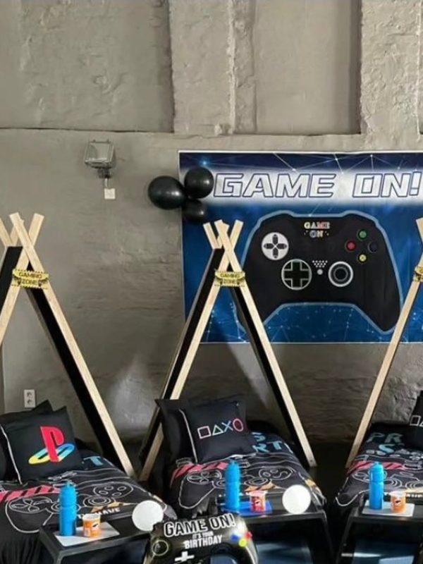 Tipi-tentjes in gaming-thema met controllers