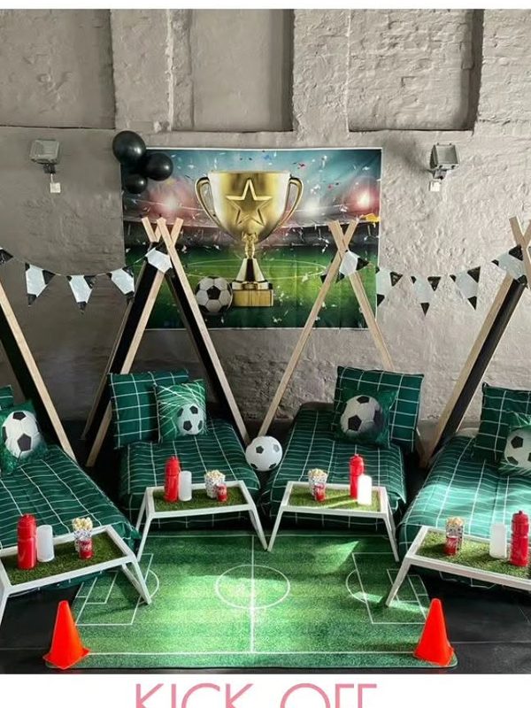 Tentjes in voetbalthema met kunstgras en voetballen