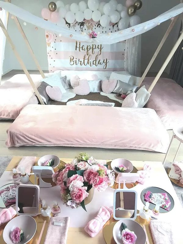 Roze slaapfeest met happy birthday-slinger